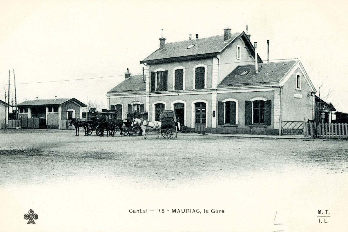 MAURIAC - BÂTIMENT VOYAGEURS