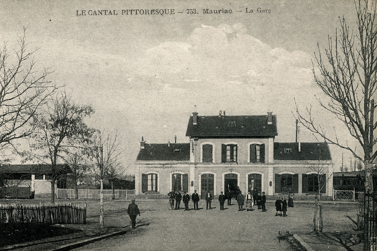 MAURIAC - BÂTIMENT VOYAGEURS