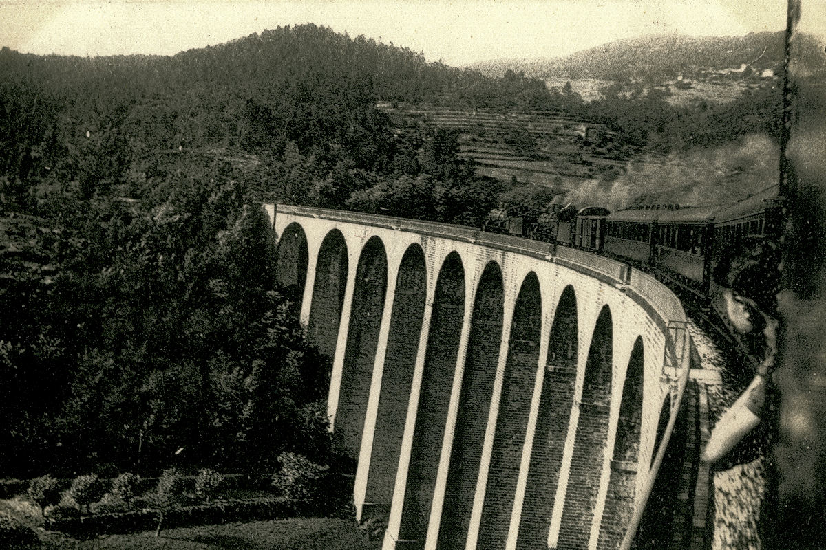 L'EXPRESS 1116 NÎMES - CLERMONT-FERRAND - PARIS-GARE DE LYON TRAVERSANT LE VIADUC COURBE DU LUECH EN 1946