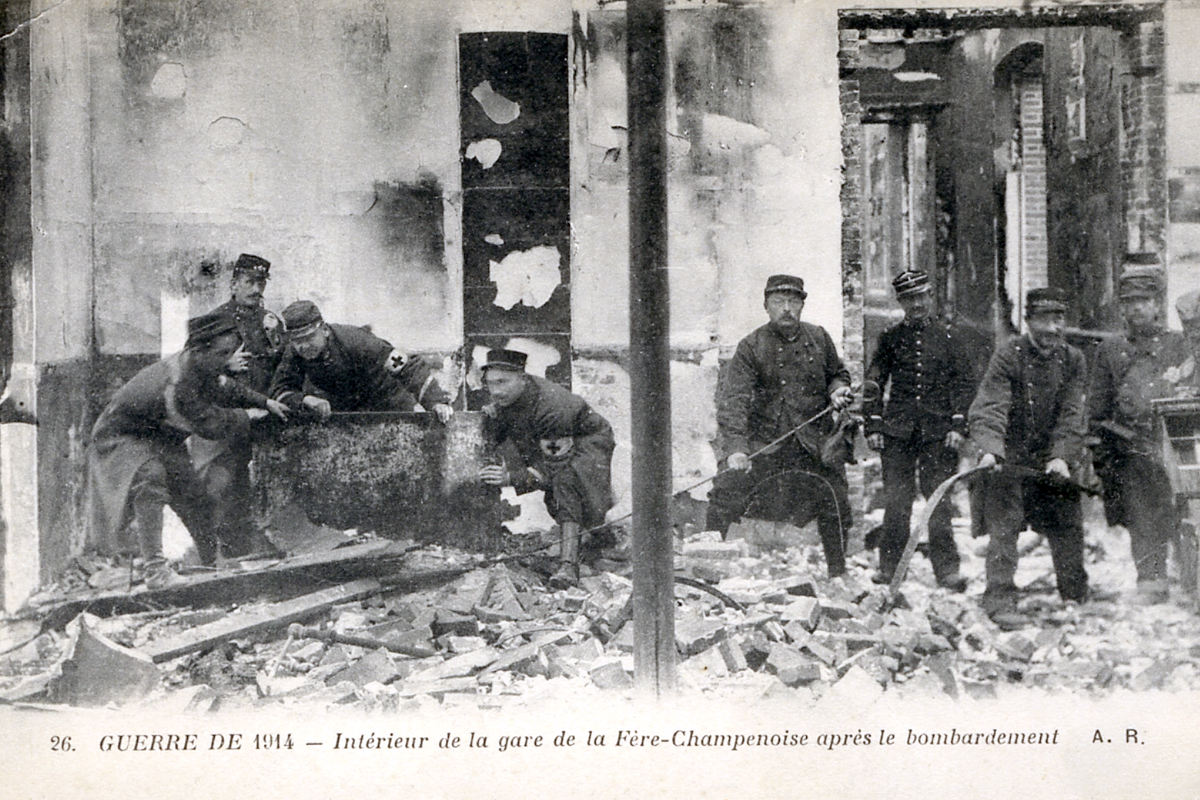 INTÉRIEUR DE LA GARE DE FÉRE-CHAMPENOISE APRÈS LE BOMBARDEMENT