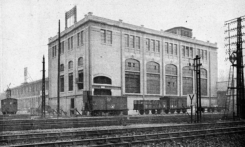 VUE D'ENSEMBLE DU BÂTIMENT DE LA SOUS-STATION PRISE DU CÔTÉ DES VOIES PRINCIPALES