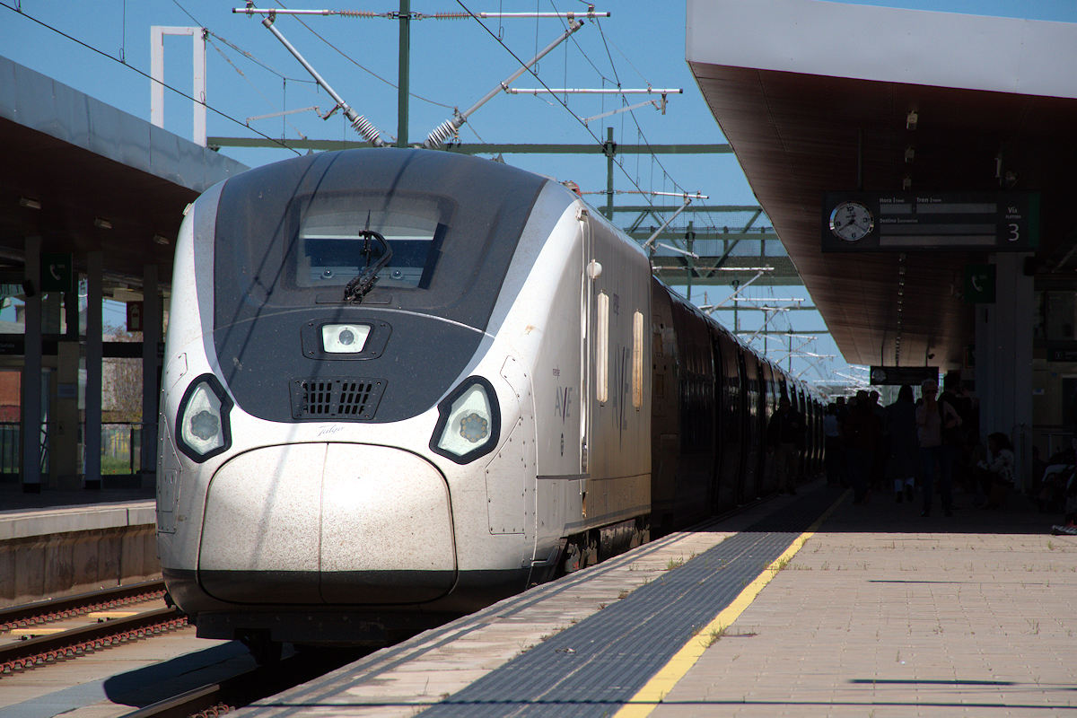 SÉRIE 106 RENFE (ÉCARTEMENT VARIABLE 1.435 M/1.668 M) • RAME 65 • AVE 04454 VIGO > MADRID-CHAMARTÍN