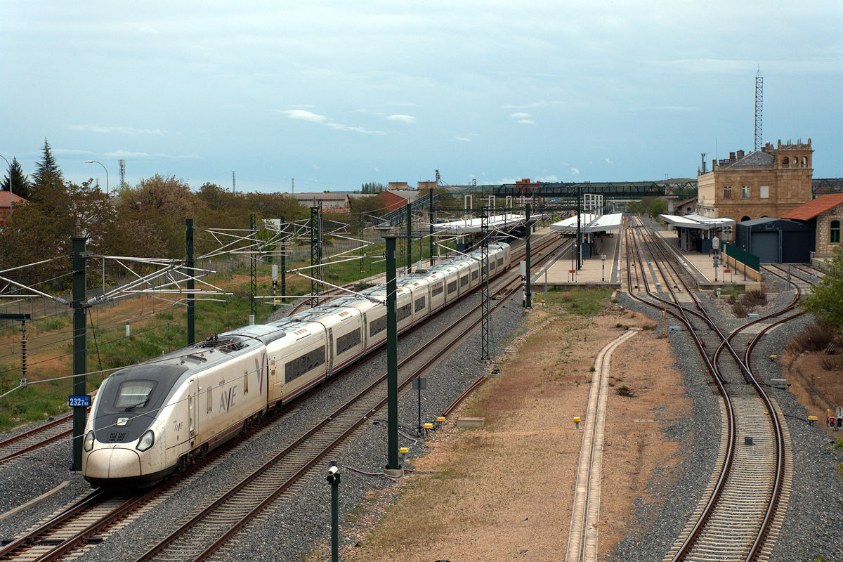 SÉRIE 106 RENFE (ÉCARTEMENT VARIABLE 1.435 M/1.668 M) • RAME 62 • AVE 04315 MADRID-CHAMARTÍN > VIGO URZAIZ
