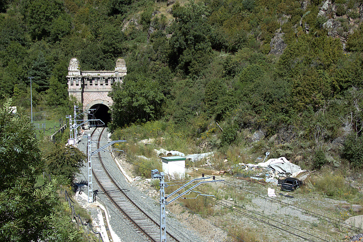 TOSES • TUNNEL DE TOSES (LONGUEUR 3 904 m ALTITUDE 1 410 m)