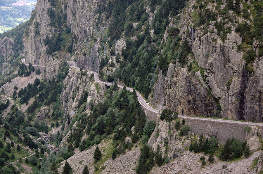 L'ANCIEN TRACÉ TRANSFORMÉ EN CHEMIN DE RANDONNÉE (EL CAMÍ VELL) APRÈS LA CONSTRUCTION DE 2005 À 2008 DU TUNNEL DU ROC DEL DUI (1 328 M)