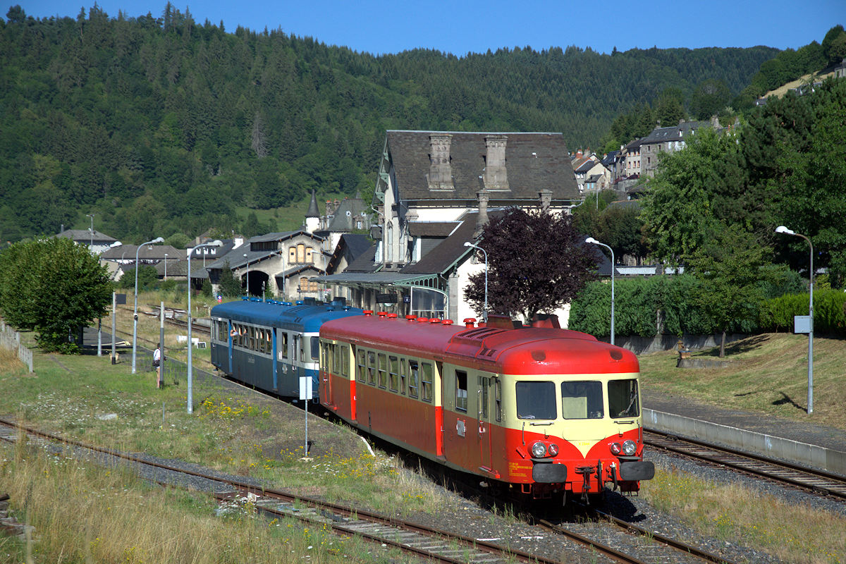 X 2844 • X 2907 AUTORAIL-LIMOUSIN