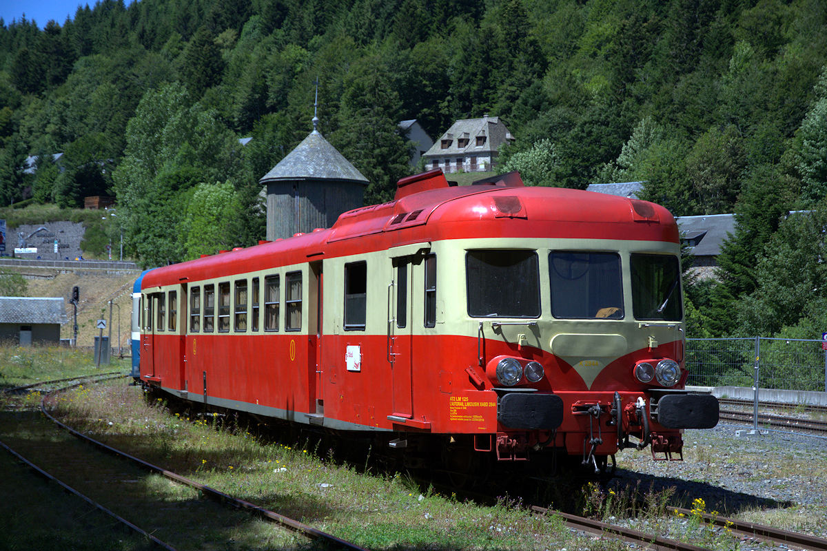 X 2844 • X 2907 AUTORAIL-LIMOUSIN