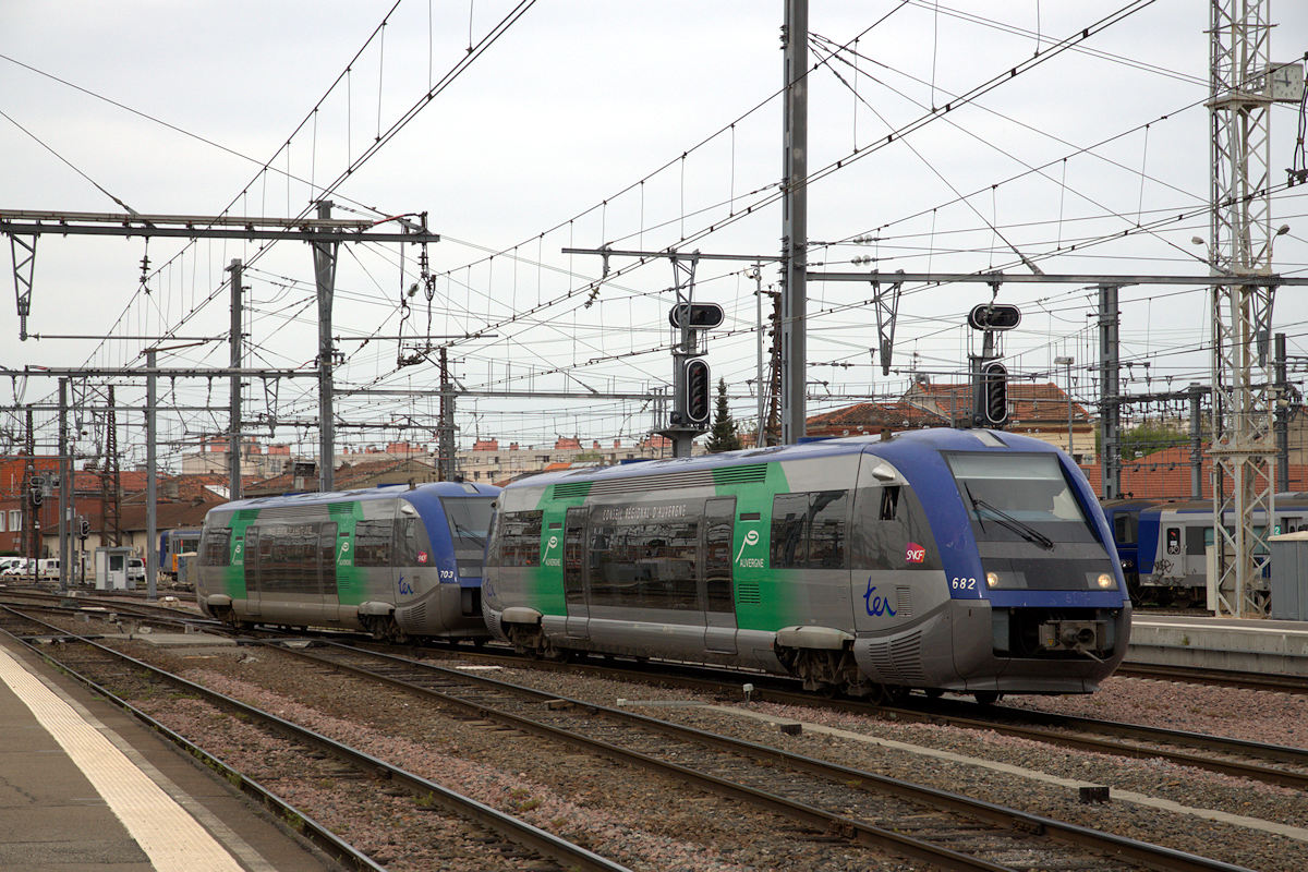 X 73682 AUVERGNE + X 73703 AUVERGNE