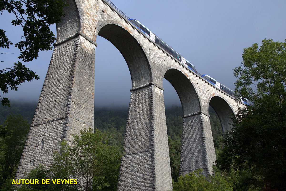 AUTOUR DE VEYNES