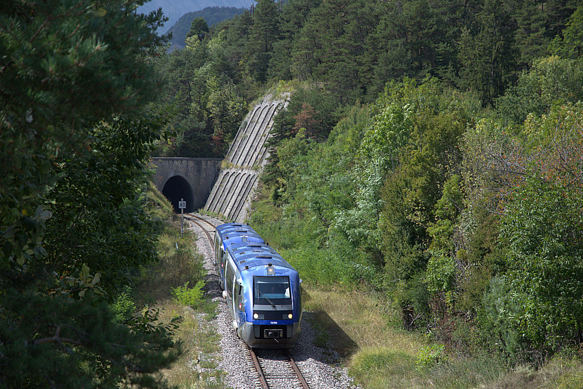 X 73709 RHÔNE-ALPES + X 73670 RHÔNE-ALPES