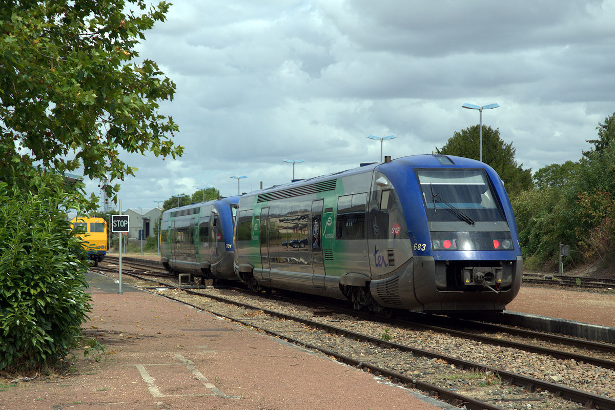 X 73683 AUVERGNE + X 73701 AUVERGNE