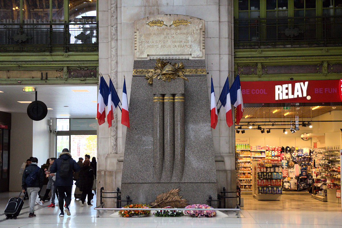 PARIS-GARE DE LYON - MONUMENT AUX MORTS