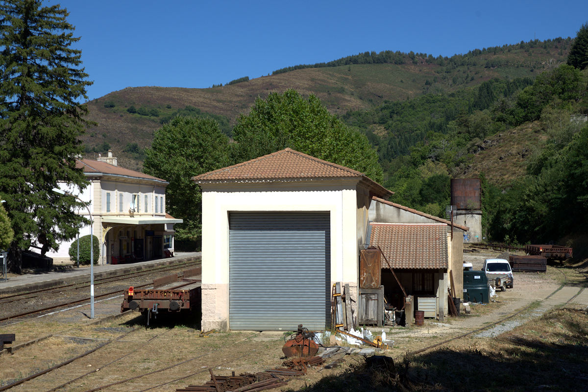 BÂTIMENT VOYAGEURS DE VILLEFORT, REMISE & CHÂTEAU D'EAU)