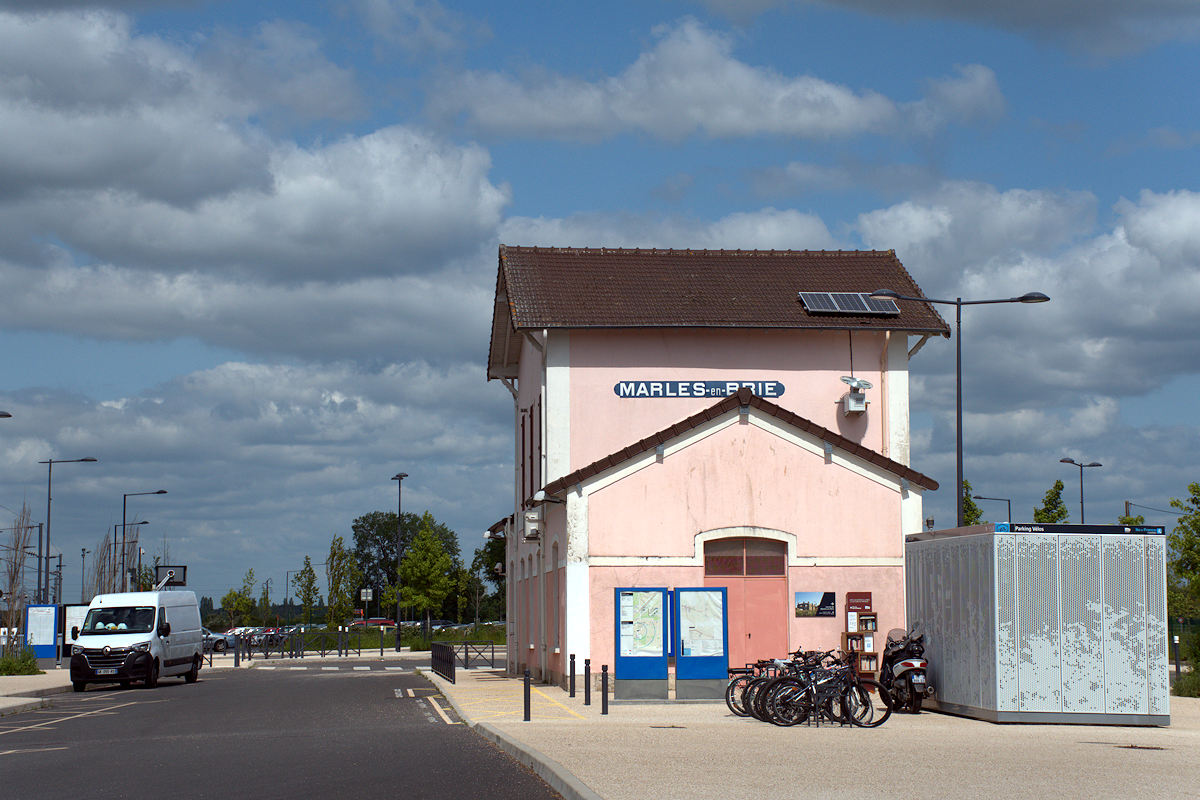 MARLES-EN-BRIE • BÂTIMENT VOYAGEURS
