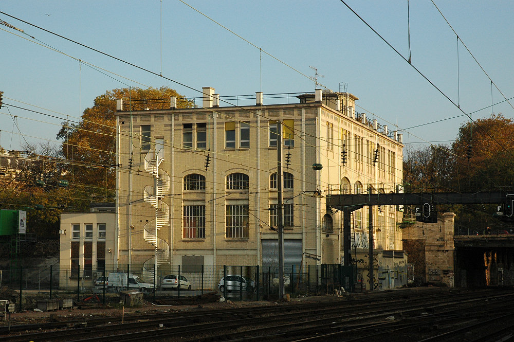 VUE D'ENSEMBLE DU BÂTIMENT DE LA SOUS-STATION PRISE DU CÔTÉ DES VOIES PRINCIPALES