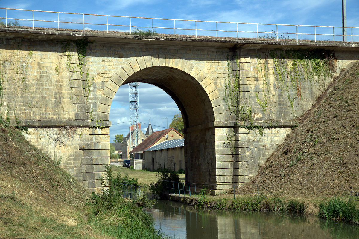 PONT SUR LE CANAL DE BERRY