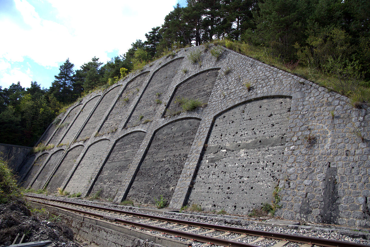 MUR DE SOUTÈNEMENT ENTRÉE DU TUNNEL DE CHAUPLANON (105 M)