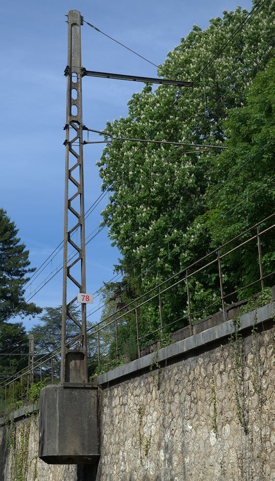 LES POTEAUX EN BÉTON PRÉCONTRAINT UTILISÉS POUR SUPPORTER LA CATÉNAIRE SUR LA LIGNE PARIS-LYON